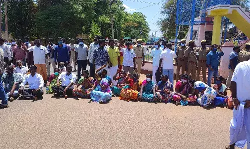 பிரசவத்தின்போது ஆசிரியை பலி: மருத்துவரை கைது செய்யக்கோரி மறியல்