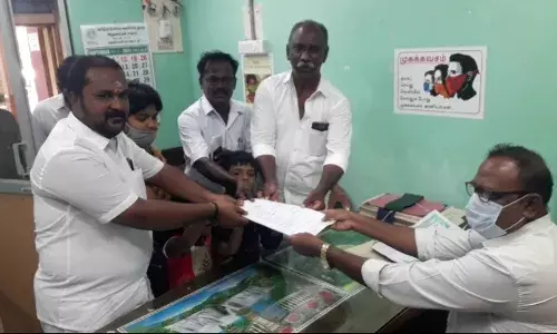 குடும்பத்துடன் வேட்புமனு தாக்கல் செய்த காங்கிரஸ் வேட்பாளர்
