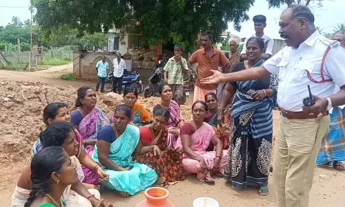 சிங்கம்புணரி அருகே குடிநீர் கேட்டு காலி குடங்களுடன் பெண்கள் மறியல்