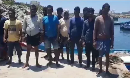 ஆழ்கடலில் சூறைக்காற்று - 11 மீனவர்கள் மீட்பு;  ஒருவர் மாயம்