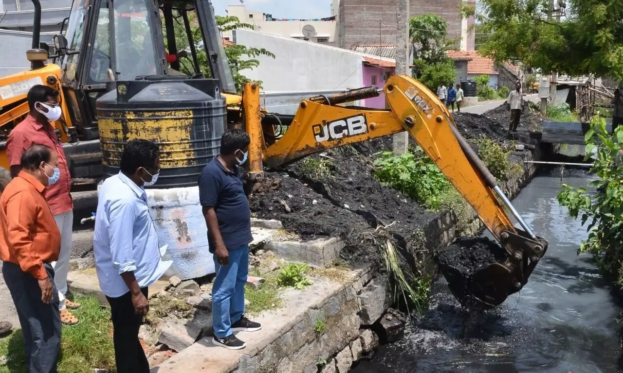 சேலத்தில் மழைநீர் வடிகால் தூய்மைப்பணியினை மாநகராட்சி ஆணையாளர் ஆய்வு சேலத்தில் மழைநீர் வடிகால் தூய்மைப்பணியினை மாநகராட்சி ஆணையாளர் ஆய்வு