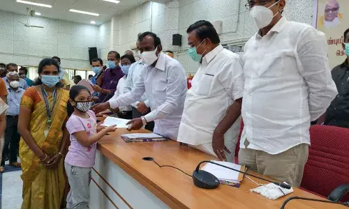 கொரோனாவால் பெற்றோரை இழந்தவர்களுக்கு நிவாரண உதவி: அமைச்சர் வழங்கல்