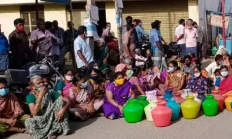 திருப்பூரில் குடிநீர் பிரச்சனை: சாலை மறியலில் ஈடுபட்ட பொதுமக்கள்