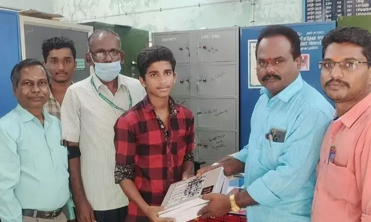 பள்ளிக்கு வராத மாணவர்களை வீடு தேடிச்சென்று மீண்டும் பள்ளியில் சேர்த்த ஆசிரியர்கள் பள்ளிக்கு வராத மாணவர்களை வீடு தேடிச்சென்று மீண்டும் பள்ளியில் சேர்த்த ஆசிரியர்கள்