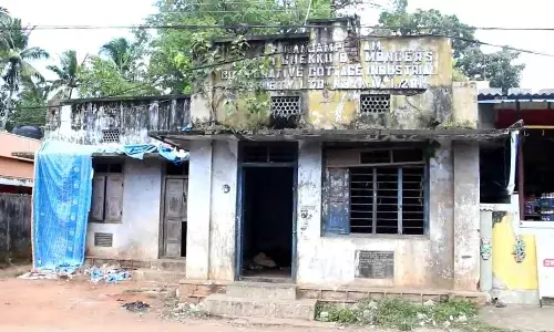 பல நூறு குடும்பங்களை வாழ வைத்த கட்டிடம் - பராமரிப்பின்றி பாழ்