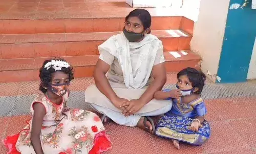 2 குழந்தைகளுடன் ஆட்சியர் அலுவலகத்தில் பெண்  உள்ளிருப்பு போராட்டம்