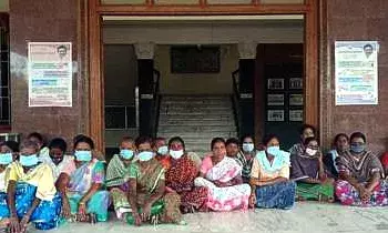 ஆக்கிரமிப்பு குடிசை அகற்றப்பட்டதை கண்டித்து கலெக்டர் ஆபீசில் தர்ணா