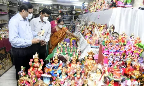 சேலம்: பூம்புகாா் விற்பனை நிலையத்தில் நவராத்திரி கொலு கண்காட்சி சேலம்: பூம்புகாா் விற்பனை நிலையத்தில் நவராத்திரி கொலு கண்காட்சி