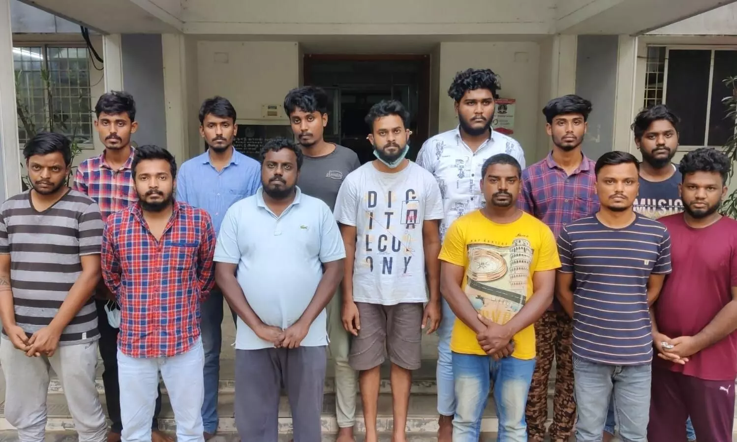 செல்போன் டவர் அமைப்பதாகக்கூறி ரூ.7 லட்சம் மோசடி: 13 பேர் அதிரடி கைது செல்போன் டவர் அமைப்பதாகக்கூறி ரூ.7 லட்சம் மோசடி: 13 பேர் அதிரடி கைது
