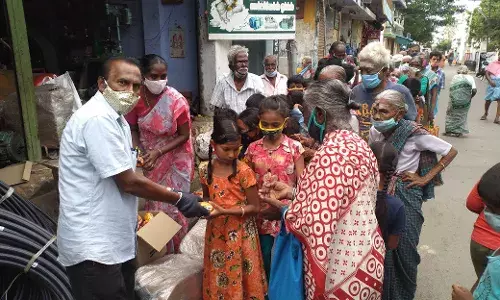 வாரம்தோறும் முதியவர்களுக்கு பிஸ்கட் வழங்கும் சமூக ஆர்வலர்