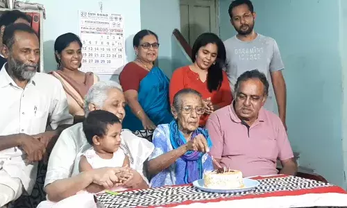 கொள்ளுபேத்தியுடன் 100வது பிறந்தநாள்  கொண்டாடிய முன்னாள் அமைச்சரின் மகள்