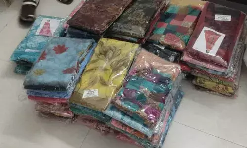 ஏனாத்தூர் அருகே வாகன சோதனையில் ‌‌புடவைகள்,  துண்டுகள் பறிமுதல்