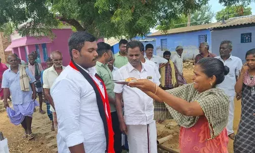ஊரக உள்ளாட்சி தேர்தல்:  சில்லிகுளத்தில் வாக்கு சேகரித்த திமுக வேட்பாளர்