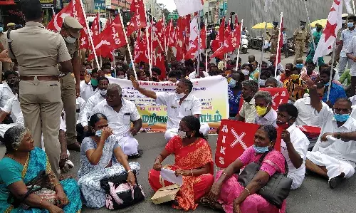 வேளாண் சட்டங்களை திரும்பப் பெறக்கோரி விவசாய சங்கத்தினர் மறியல்