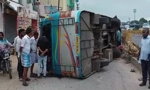 ஆம்பூரில் வேன் கவிழ்ந்து விபத்து: முதியவர் உயிரிழப்பு; 15 பேர் படுகாயம்