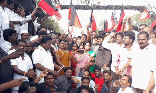 வேளாண் சட்டங்களை திரும்பப்பெறக்கோரி  திருவண்ணாமலையில் ரயில் மறியல் போராட்டம்