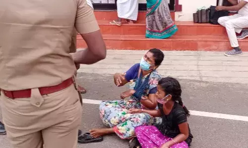கலெக்டர் ஆபீஸ் முன் குழந்தையுடன் தீக்குளிக்க முயன்ற பெண் - பரபரப்பு