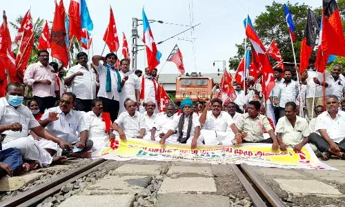 டெல்லி விவசாயிகளுக்கு ஆதரவாக திருவாரூரில் ரயில் மறியல் பாேராட்டம்