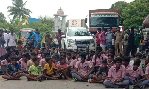 பள்ளி வளாகத்தில் தேங்கிய மழைநீரால் அவதியுறும் மாணவர்கள்