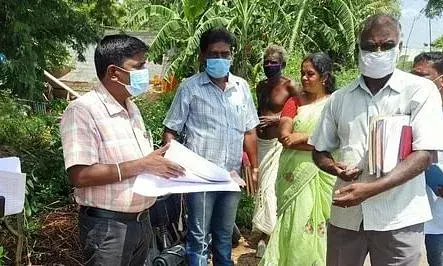 இருளர் சமுதாய மக்களுக்கு மனைப்பட்டா: கோட்டாட்சியர் நேரில் ஆய்வு