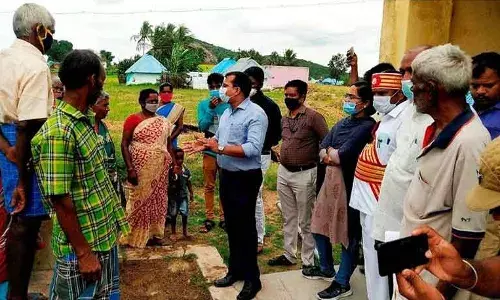 8 கிலோமீட்டர் நடந்தே சென்று மலை கிராம மக்கள்  குறைகளை கேட்டறிந்த கலெக்டர்