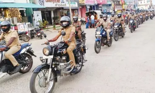 குற்றச்செயல்களை தடுக்க பல்லடத்தில் போலீஸார் விழிப்புணர்வு ஊர்வலம்