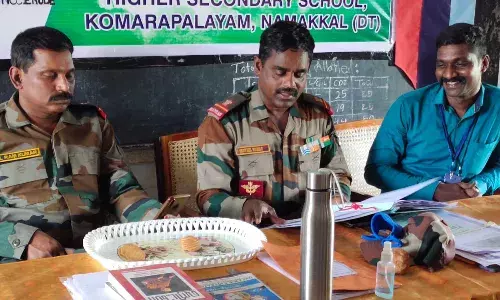 குமாரபாளையம் பள்ளியில் என்சிசி மாணவர்களிடம் அலுவலர்கள் ஆலோசனை