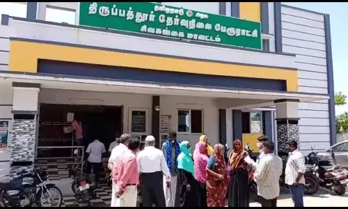 குடிநீர் கேட்டு திருப்பத்தூர் பேரூராட்சி அலுவலகம் முற்றுகை