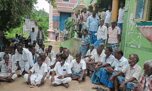 உர மூட்டைகளை வழங்கவில்லை எனக்கூறி விவசாயிகள் போராட்டம்