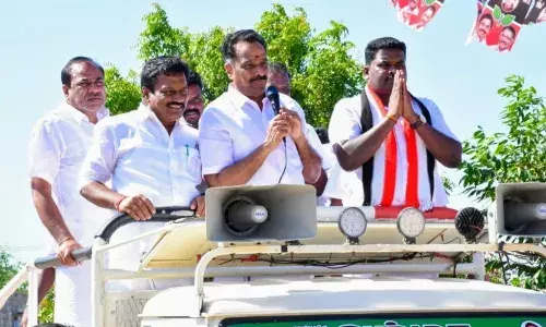 கரூர் ஊரக உள்ளாட்சி தேர்தல்:  முன்னாள் அமைச்சர் தீவிர வாக்கு சேகரிப்பு