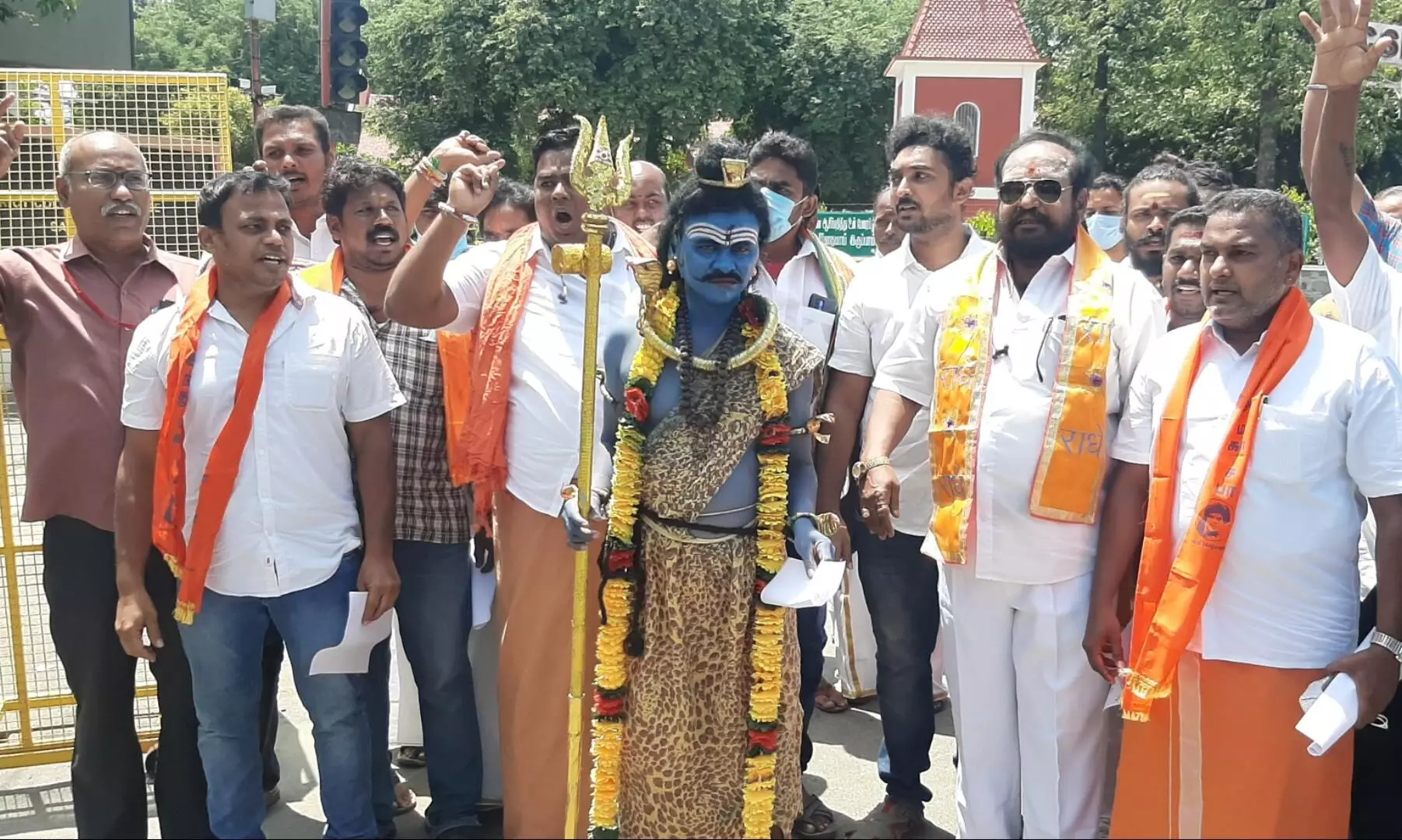 சேலம் கோவில்களில் கும்பாபிஷேகம் நடத்தக்கோரி இந்து மகா சபாவினர் மனு சேலம் கோவில்களில் கும்பாபிஷேகம் நடத்தக்கோரி இந்து மகா சபாவினர் மனு