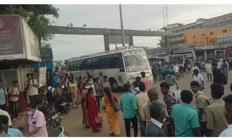மேலூர் பேருந்து நிலையத்தில் மாணவர்கள்-இளைஞர் மோதல்: 30 பேர் மீது வழக்கு மேலூர் பேருந்து நிலையத்தில் மாணவர்கள்-இளைஞர் மோதல்: 30 பேர் மீது வழக்கு