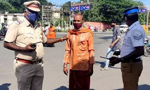 நிலம் மீட்டு தரக்கோரி கலெக்டர் ஆபீஸ் முன் முதியவர் தீக்குளிக்க முயற்சி