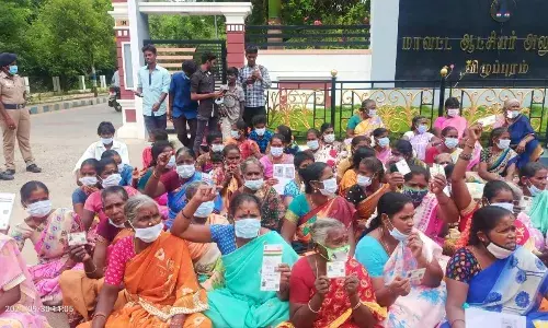 வாக்காளர் பட்டியலில் பெயர் நீக்கம்: கலெக்டர் அலுவலகம் முற்றுகை