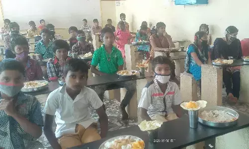 மாற்றுத்திறனாளிகள் காப்பக மாணவர்களுக்கு அன்னதானம்