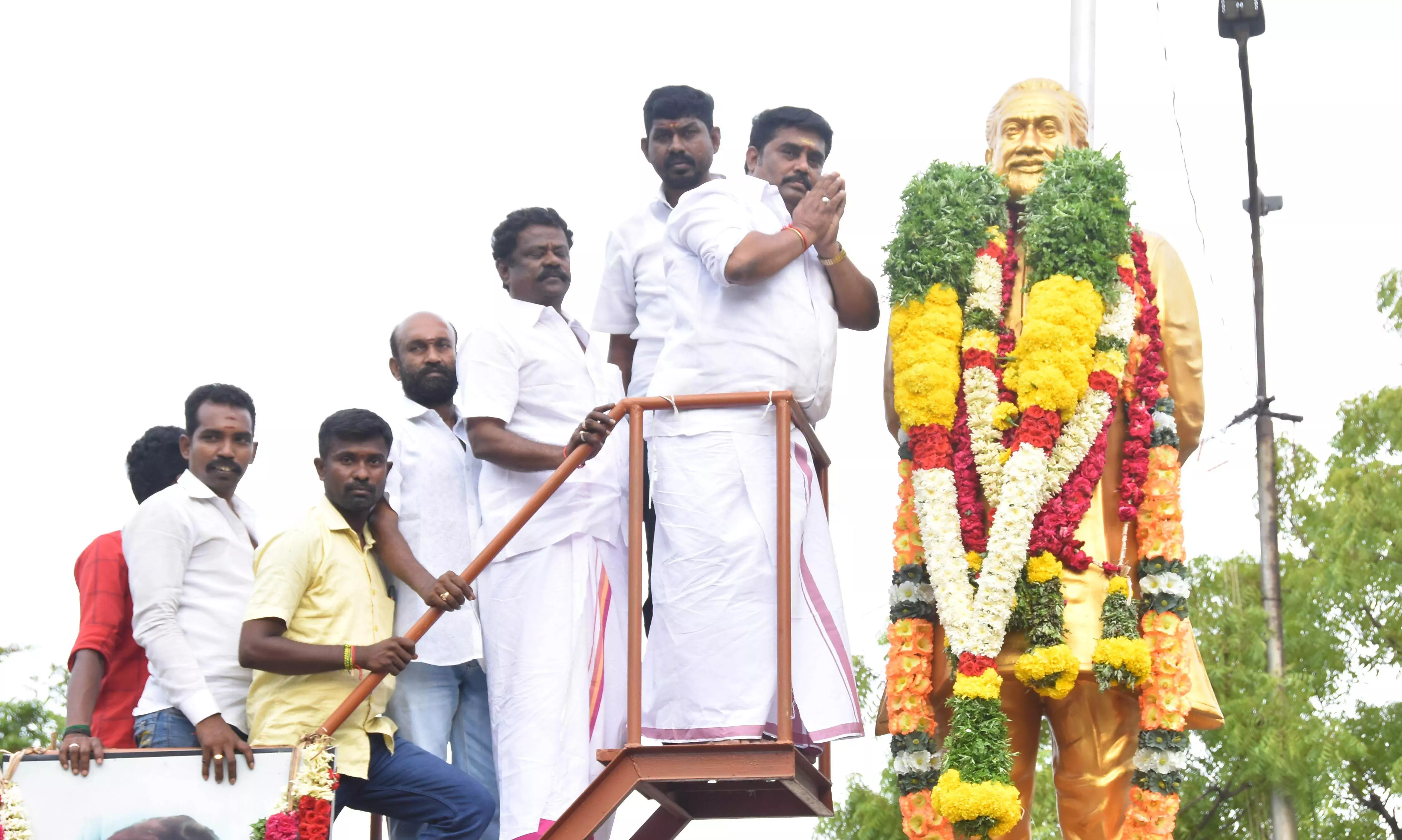 மதுரையில் நடிகர் சிவாஜி கணேசனின் சிலைக்கு மாலை அணிவித்து மரியாதை மதுரையில் நடிகர் சிவாஜி கணேசனின் சிலைக்கு மாலை அணிவித்து மரியாதை