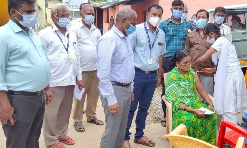 நடமாடும் கொரோனா தடுப்பூசி போடும் பணி: கலெக்டர் ஆய்வு நடமாடும் கொரோனா தடுப்பூசி போடும் பணி: கலெக்டர் ஆய்வு