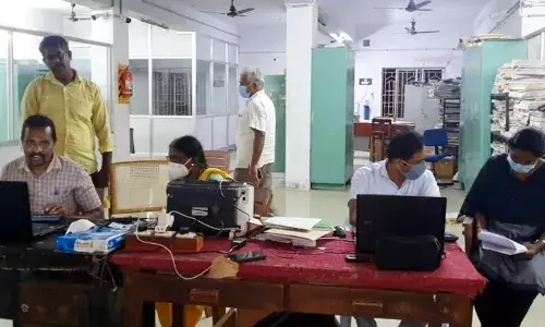 திருவாரூர் வட்டார போக்குவரத்து அலுவலகத்தில் லஞ்ச ஒழிப்பு பாேலீசார் திடீர் சோதனை