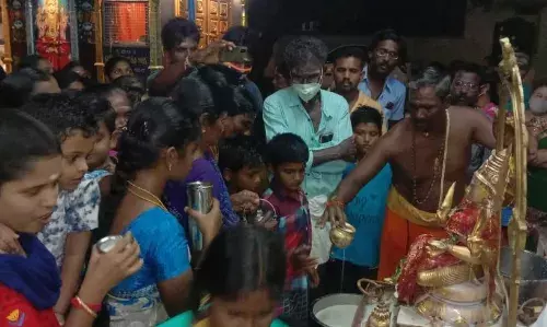 தாராபுரம் வருகை தந்த  சக்தி ரதம்: பக்தர்கள் வழிபாடு