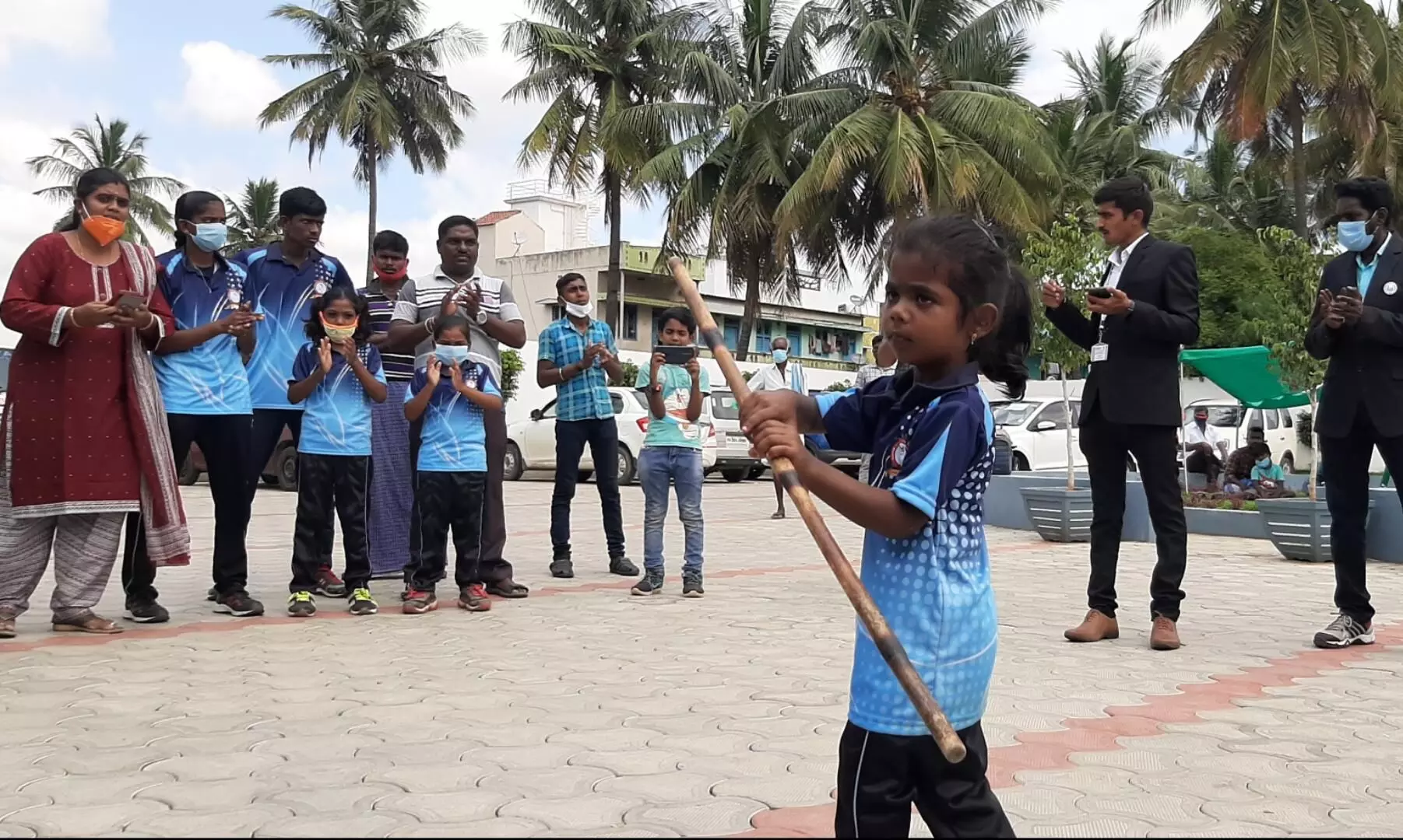 சேலத்தில் தொடர்ந்து 10 நிமிடம் சிலம்பம் சுற்றி 4 வயது சிறுமி உலக சாதனை சேலத்தில் தொடர்ந்து 10 நிமிடம் சிலம்பம் சுற்றி 4 வயது சிறுமி உலக சாதனை
