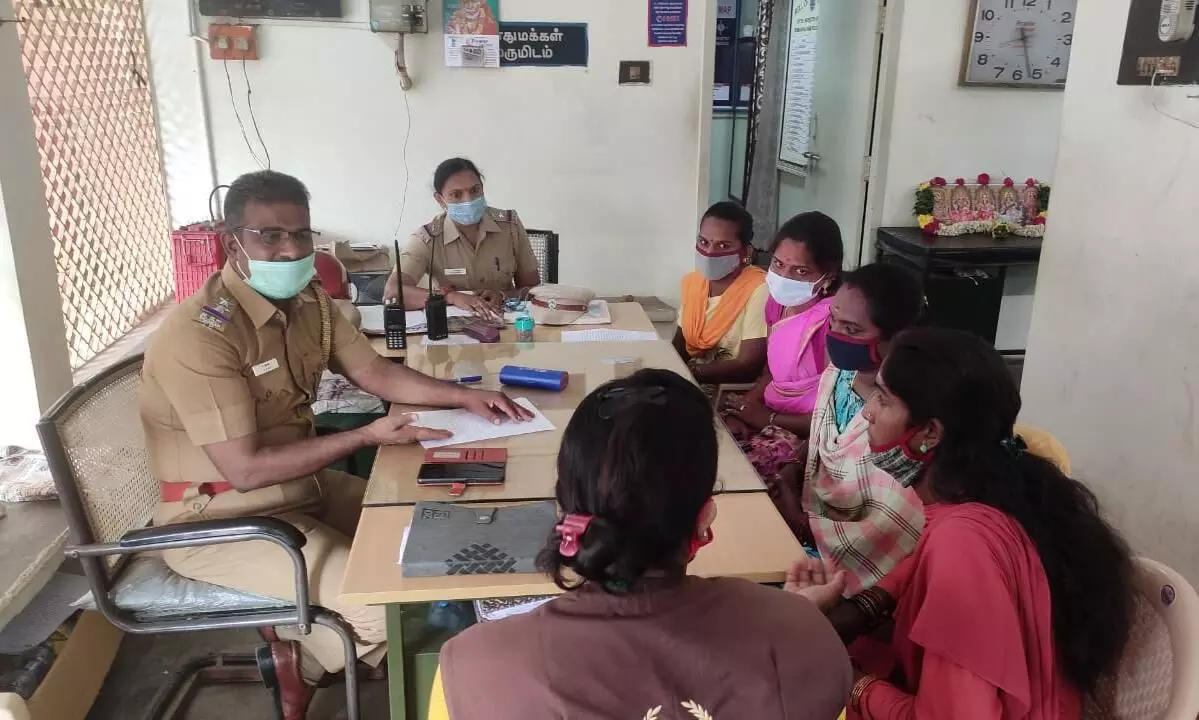 குமாரபாளையத்தில் திருநங்கைகளுடன் போலீசார் ஆலோசனை கூட்டம் குமாரபாளையத்தில் திருநங்கைகளுடன் போலீசார் ஆலோசனை கூட்டம்