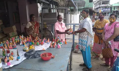 நெருங்குது நவராத்திரி : கொலு பொம்மைகளை  வாங்குவதில் ஆர்வம் காட்டும் பெண்கள்