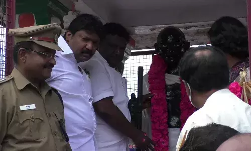 பெரம்பலூரில் காந்தி சிலைக்கு அமைச்சர் மாலை அணிவித்து மரியாதை