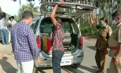 அம்மாபேட்டை அருகே வாகன சோதனையில் ஈடுபட்ட  பறக்கும் படை அதிகாரிகள்