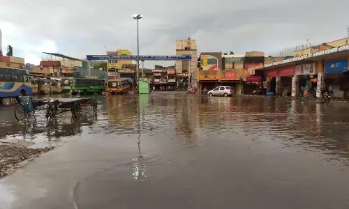 செஞ்சி  குளமா? செஞ்சி பேருந்து நிலையமா?: பொதுமக்கள் சந்தேகம்