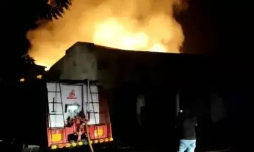 கவுந்தப்பாடி அருகே பெரிய புலியூர் மஞ்சள் குடோனில் தீ விபத்து