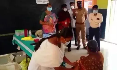 பவானி பகுதியில் தடுப்பூசி முகாம் : சப்-கலெக்டர், வட்டாட்சியர் ஆய்வு