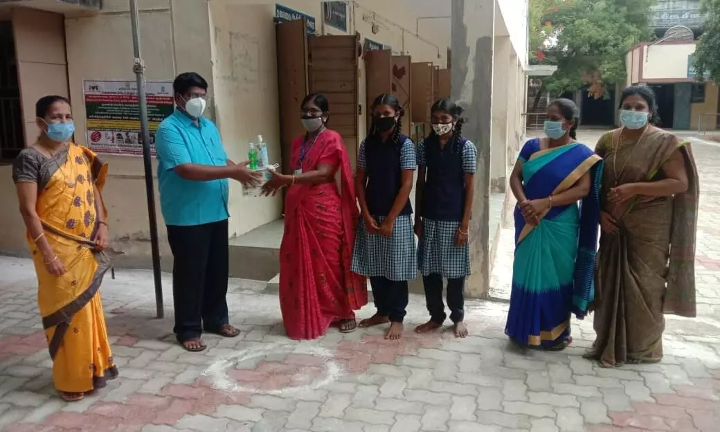 காரியாபட்டி அரசு பள்ளி பராமரிப்பு: சமூக ஆர்வலர் தத்தெடுப்பு காரியாபட்டி அரசு பள்ளி பராமரிப்பு: சமூக ஆர்வலர் தத்தெடுப்பு