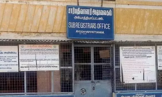 மதுரை அருகே பத்திர எழுத்தர்கள் அலுவலகங்களை மூடி போராட்டம் மதுரை அருகே பத்திர எழுத்தர்கள் அலுவலகங்களை மூடி போராட்டம்