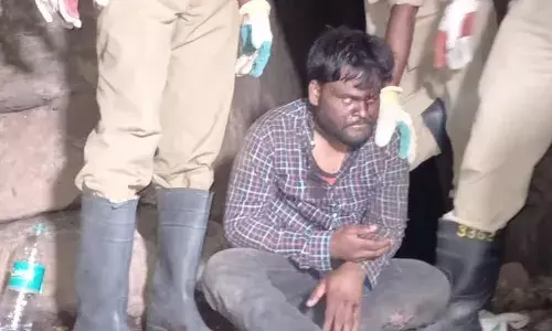 செல்ஃபி மோகம் - 140 அடி பள்ளத்தில் விழுந்தவரை மீட்ட காவல்துறை